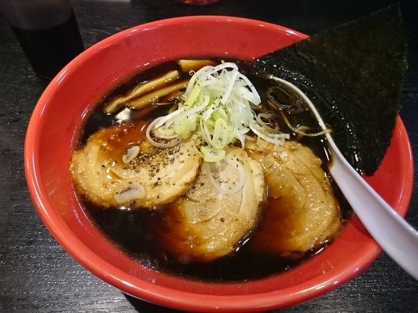 「富山ブラックラーメン　大盛り」@麺家いろは 京都駅ビル店の写真