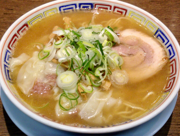 「塩中華そば　700　雲呑170」@丸中華そばの写真