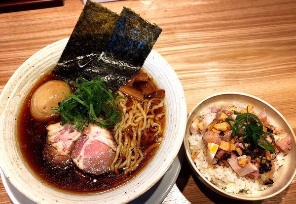 「味玉醤油らぁめん(ピリ辛鶏めし)」@麺屋 YAMATOの写真