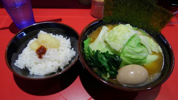 「ラーメン並、味玉、キャベツ、ライス」@横浜ラーメン 真砂家の写真