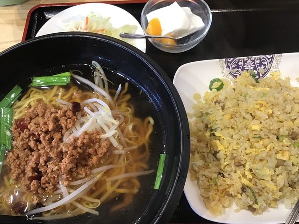 「台湾ラーメン+炒飯ランチセット750円」@唐龍の写真
