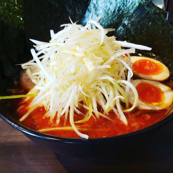 「美辛ラーメン2辛、萩原家トッピング」@ラーメン 萩原家 藤沢店の写真