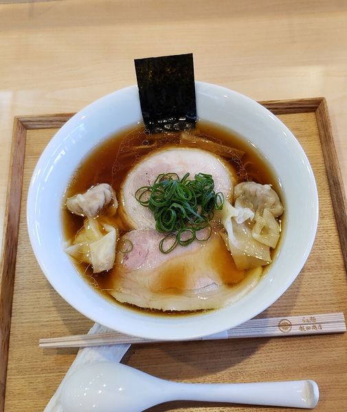「わんたん入りしょうゆらぁ麺」@飯田商店 湯河原本店の写真