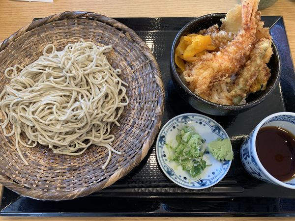 「ミニ天丼+十割蕎麦 730円+excise」@天ぷら 十割そば 新次郎 普天間店の写真