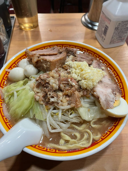 「ラーメン豚2枚うずら ヤサイ少なめニンニクアブラ」@えどもんどの写真