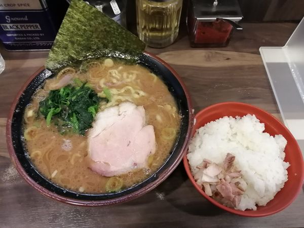 「ラーメン　800円　小ライス　120円」@神田ラーメン わいず 神田本店の写真