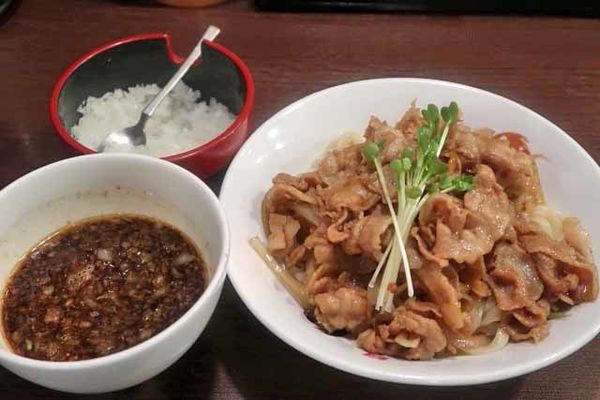 「肉盛りつけ麺並　830円＋無料の肉ちょい増し」@魁 肉盛りつけ麺 六代目けいすけの写真