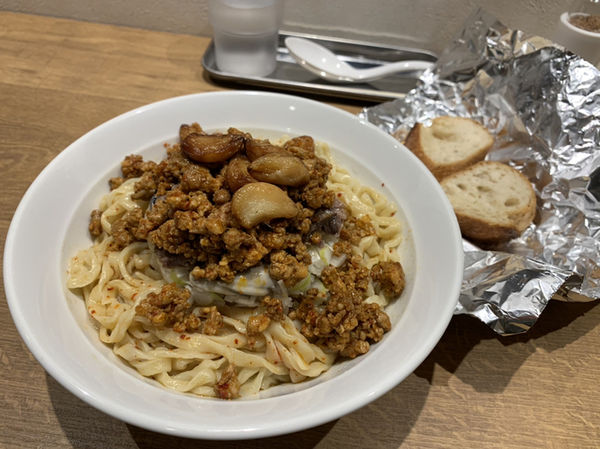 「ガーリックまぜそば 追いパン付…1200円」@ブーランジェリー ルージュ ロワイヤルの写真