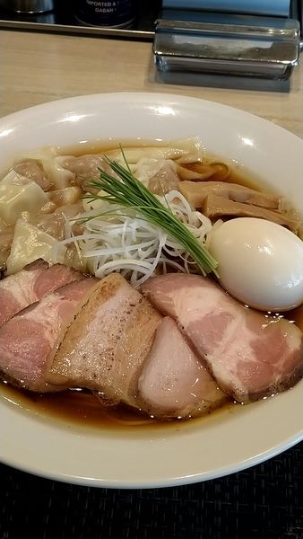 「特製中華そば醤油大盛り+ワンタン」@宍道湖しじみ中華蕎麦 琥珀 東京本店の写真