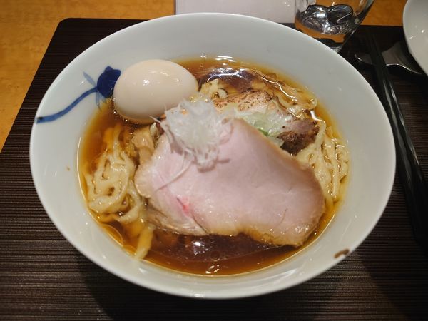 「醤油ラーメン 味玉 手揉み縮れ麺」@麺 みつヰの写真