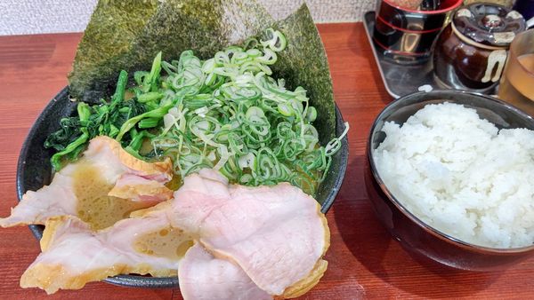 「チャーシューメン+薬味ネギ」@横浜家系らーめん 天王家 寒川総本店の写真