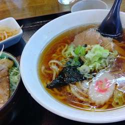 ランチセット正油らーめん＋チャーシュー丼770円