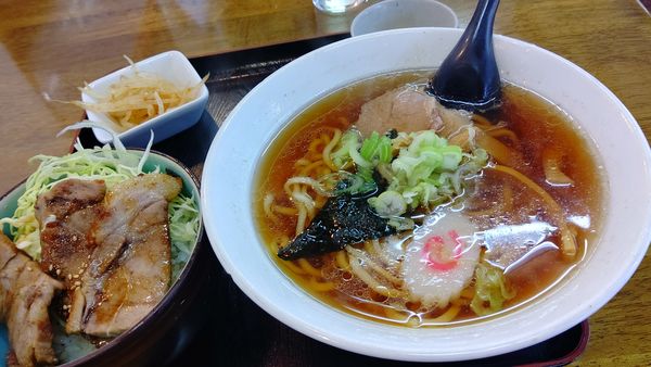 「ランチセット正油らーめん＋チャーシュー丼770円」@手打ちらーめん 紅花 本店の写真