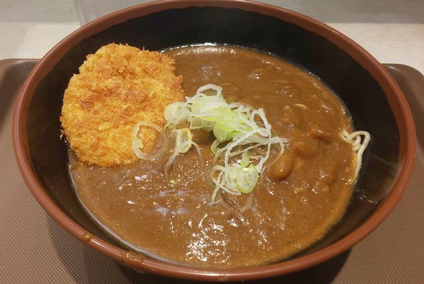 「カレーそば+コロッケ」@名代 富士そば 秋葉原電気街店の写真