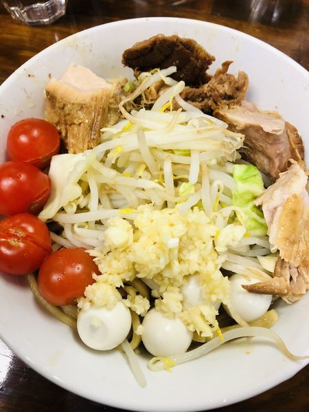 「小ラーメン麺少なめ(豚マシ+うずら+ミニトマト)1150円」@劇的ラーメン 雑把®の写真