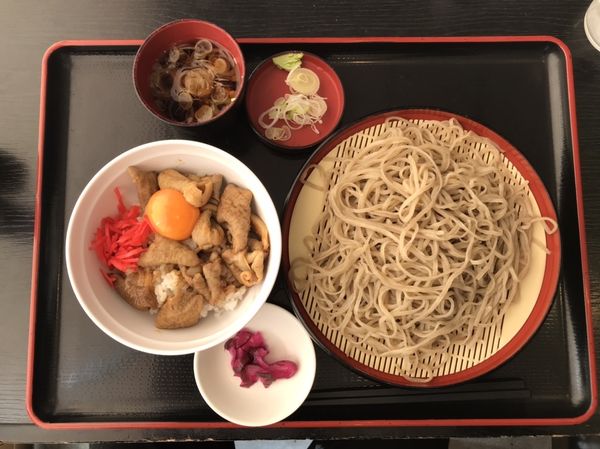 「スタミナもつ焼丼セット（冷）￥760」@そば三昧の写真