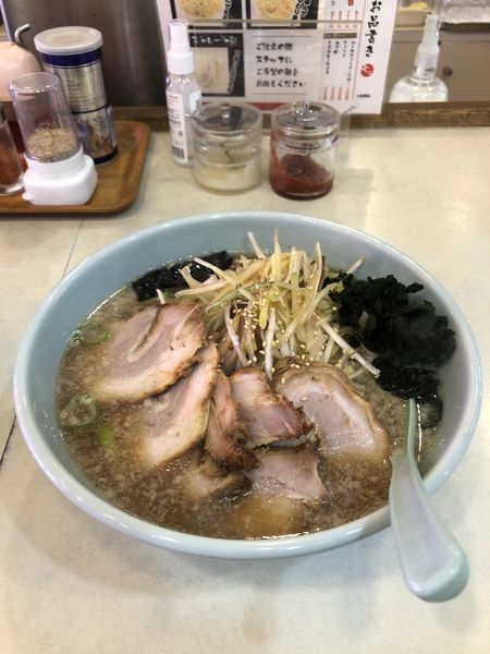 「ねぎチャーシューメン（縮れ細麺）　ライス」@ラーメンショップ七福 草加店の写真
