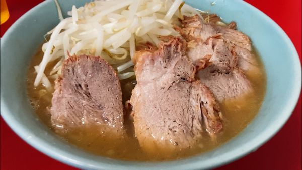 「ラーメン豚入り4枚850」@ラーメン二郎 新宿歌舞伎町店の写真