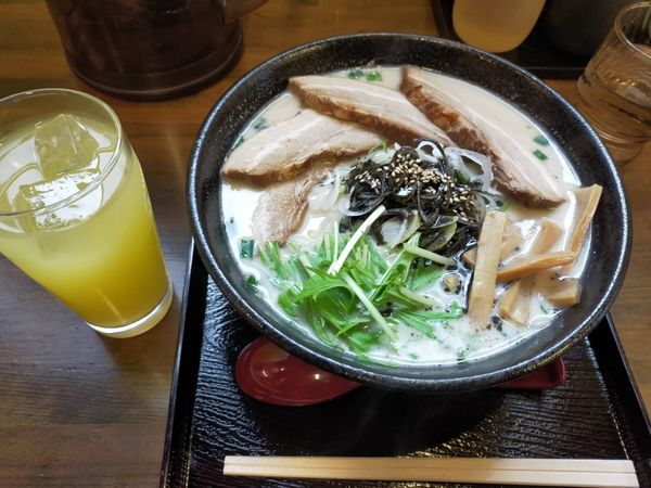 「ピリ辛とんこつラーメン(780円)＋トッピング煮豚(200円)＋」@煮豚亭 砂馬 置賜分店の写真