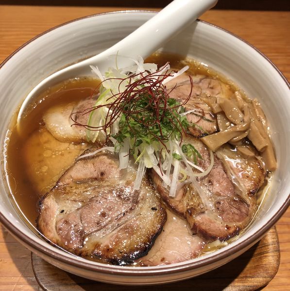 「炙り豚醤油らぁ麺1100円」@麺や ひだまりの写真