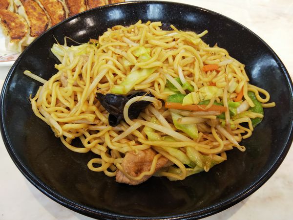 「焼きそば（醤油）　（大盛）　＋餃子２人前（１人前無料：㋚券）」@餃子の王将 アルピコプラザ松本店の写真