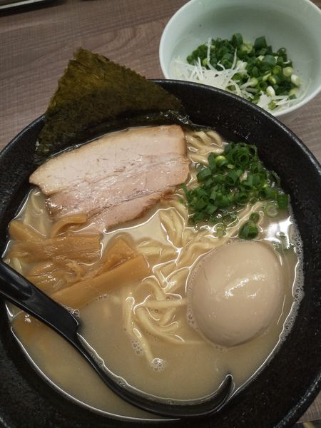 「マグロ白湯ラーメン820円味玉100円ネギ2種100円」@東大和ラーメン大冬樹Season2の写真