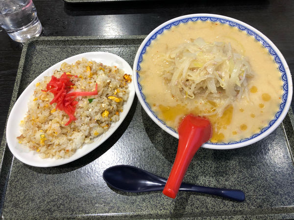 「みそラーメン と半チャーハン」@食堂 ニューミサの写真