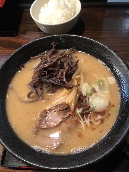 「らぁめん、きくらげトッピング、無料ライス」@一基の写真