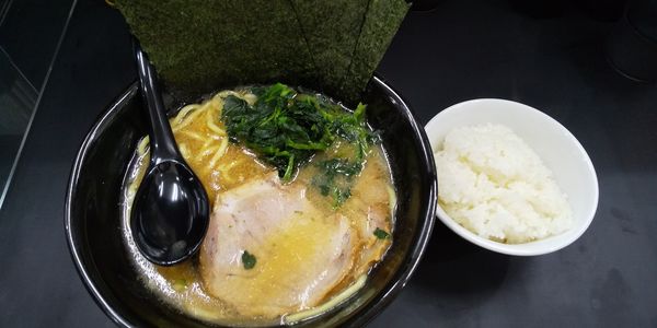 「特濃家系らーめん800円+小ライス100円」@横浜家系らぁめん 毘沙門天の写真