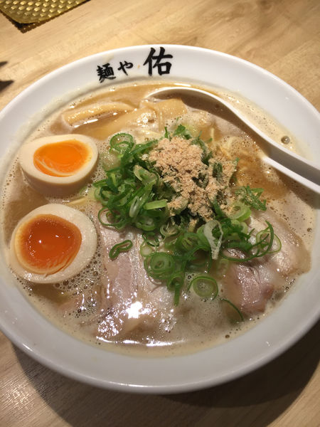 「鶏魚豚らーめん（味玉入り）」@麺や 佑の写真