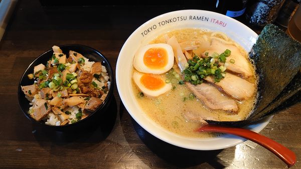 「特製豚骨塩らぁめん 980円 + ミニ焼豚丼 150円」@東京豚骨らぁめん 至の写真