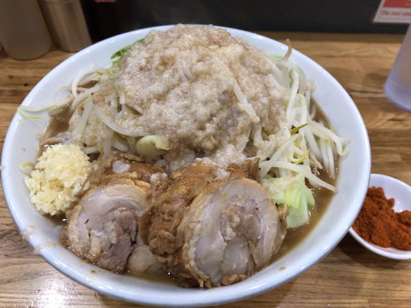 「ラーメン並(ニンニク、アブラ、チョイ辛)+豚1枚追加 900円」@デカ盛り戦隊 豚レンジャーの写真