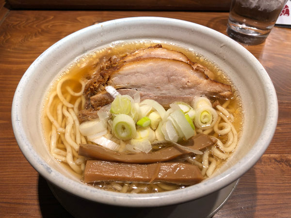 「らーめんmacro焼豚2枚のせ」@人類みな麺類 東京本店の写真