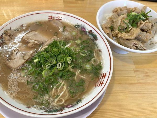 「豚骨らーめん ６００円＋もつめし ３００円」@てっちゃんの写真