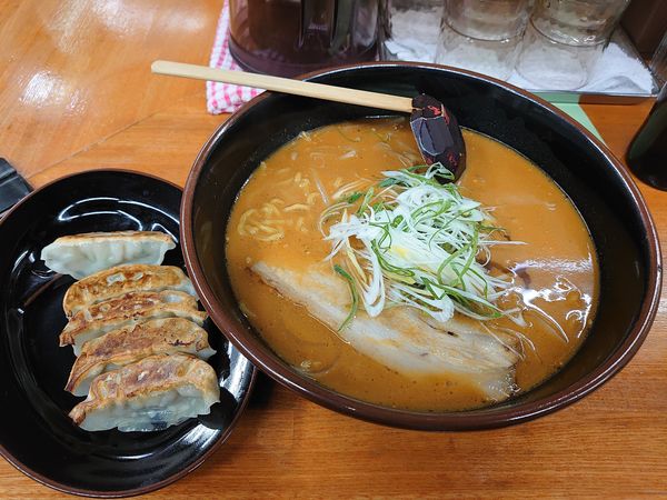 「ら～めん 越後(辛味噌)・ぎょうざ・プレモル」@らーめん信玄 南6条店の写真