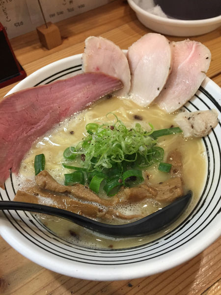 「鶏しおらーめん＋豚タンレアチャーシュー」@極麺 青二犀の写真