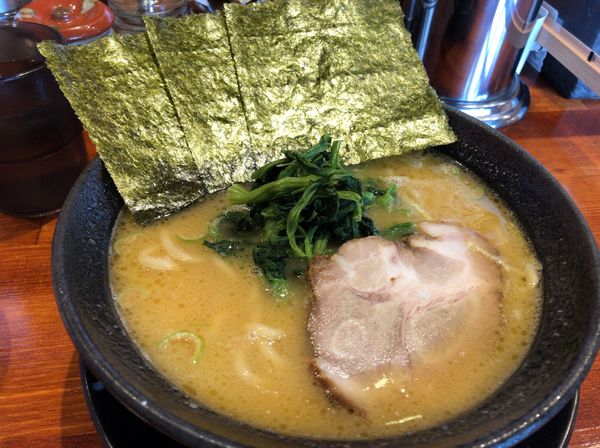 「醤油豚骨(650円)麺硬め味普通油少なめ、サービスライス」@らーめん三郷家の写真