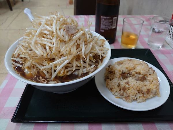 「もやしそば550円・半チャーハン300円・瓶ビール600円」@タイガーの写真
