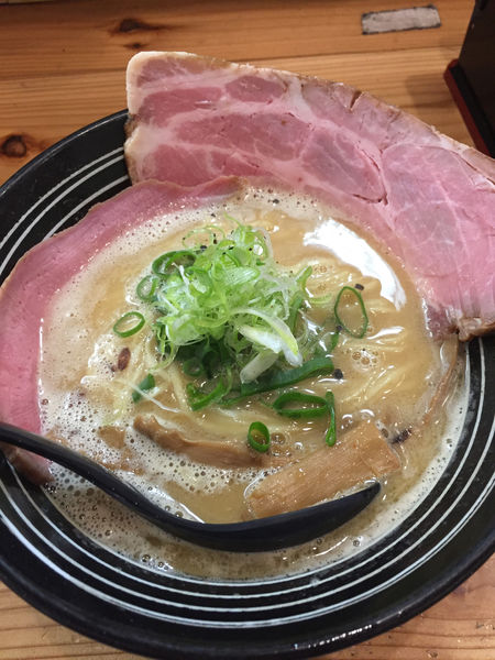 「鶏しょうゆらーめん＋豚タンレアチャーシュー」@極麺 青二犀の写真