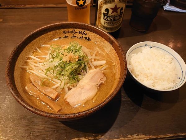 「炙り味噌らーめん820円・小ライス110円・ビール580円」@真武咲弥 渋谷店の写真