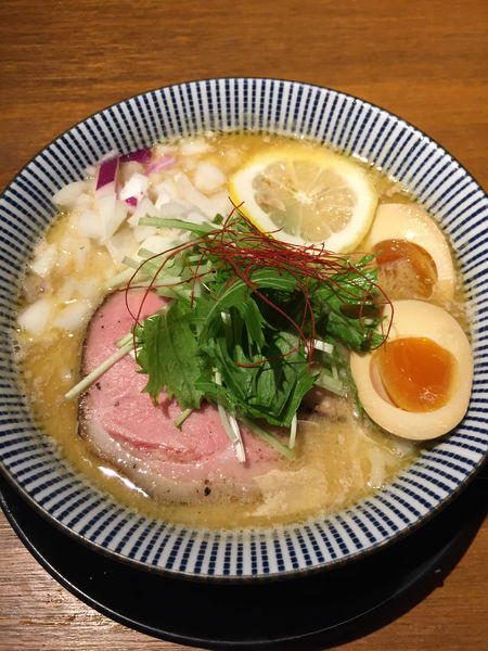「トリュフ香る　鶏と鯛の魚介節パンチ熟玉そば」@無添加ラーメン専門 だしと麺の写真