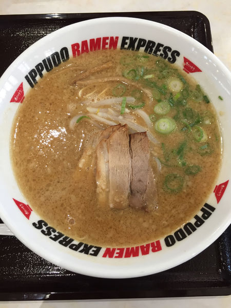 「博多流　とんこつしょうゆラーメン」@IPPUDO RAMEN EXPRESS 神戸三田プレミアム・アウトレット店の写真