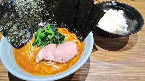 「辛威武ラーメン(味濃･麺硬)+海苔･ライス(サービス)」@横浜らーめん渡来武 総本店の写真