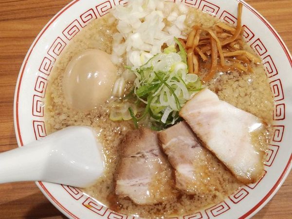 「朱（背脂あり）＋煮卵＋玉葱」@喜多方食堂 山海の写真