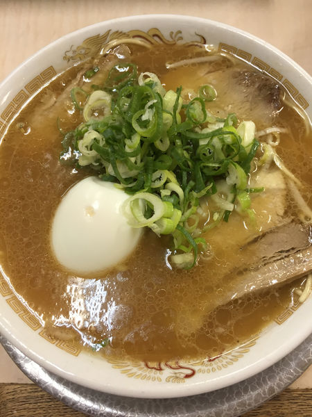 「広東風らーめん　ゆで卵入り」@まるやすラーメンの写真