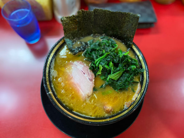 「チャーシューメン、ほうれん草」@家系ラーメン とらきち家の写真