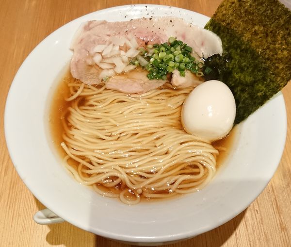「旨味だし 淡麗醤油 煮玉子入り」@麺屋 まほろ芭の写真