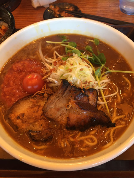 「トマトカレーらぁめん」@らぁめんたろう 摩耶店の写真