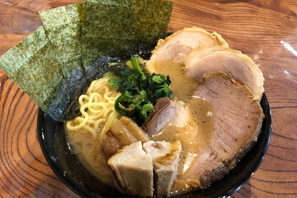 「特製チャーシュー麺(醤油)950円+ライス50円」@歩家の写真