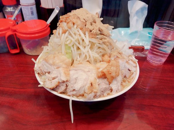 「ラーメン大 魚粉タマネギ」@郎郎郎 調布南口店の写真